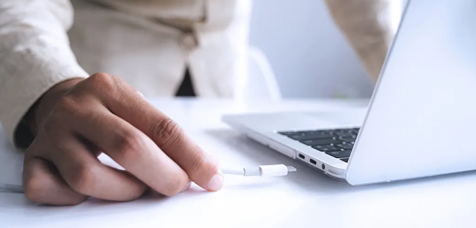 Portátil USB-C que carrega a solução do ponto de entrada
